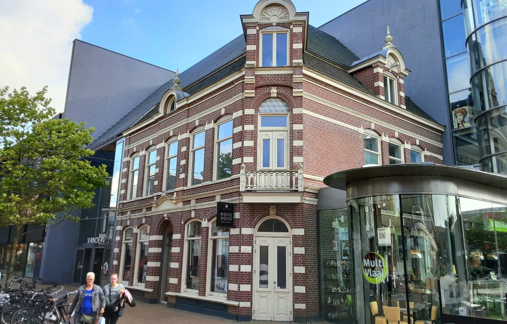 De Grote Markt in Assen met terrassen en de Grote Kerk